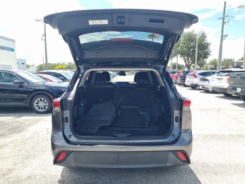 Used 2023 Toyota Highlander XLE FWD image 12
