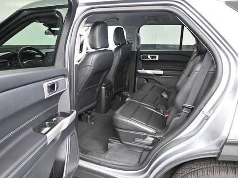 Used 2024 Ford Explorer XLT w/ Equipment Group 202A AWD/4WD image 18