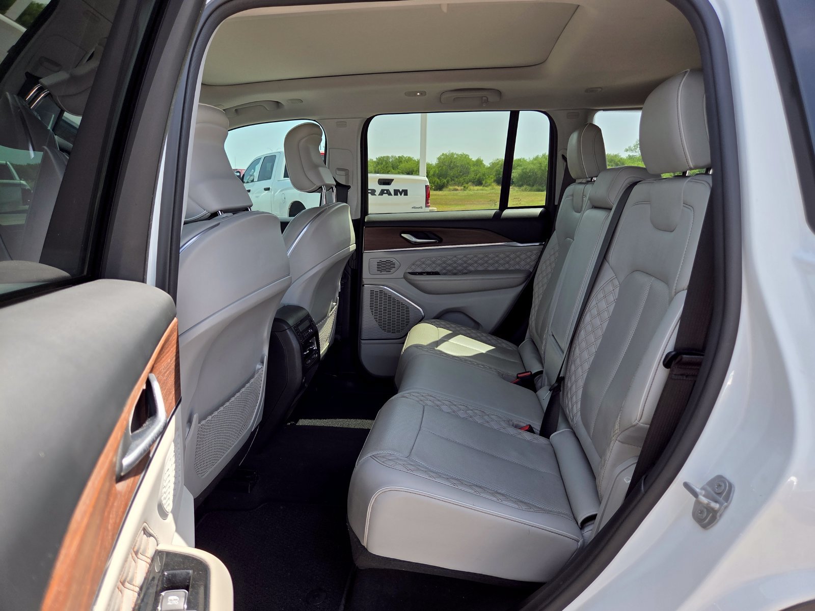 Used 2022 Jeep Grand Cherokee Summit RWD image 15