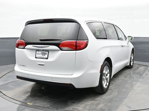 Used 2018 Chrysler Pacifica Touring Plus w/ Tire & Wheel Group image 4