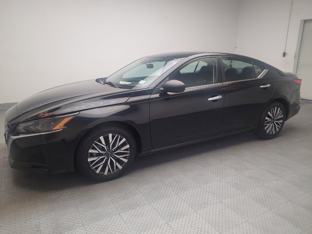 Used 2025 Nissan Altima 2.5 SV FWD image 2