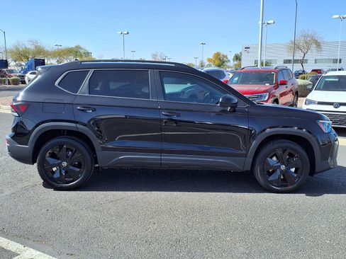 New 2026 Volkswagen Taos SE FWD image 4