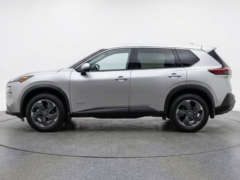 Used 2025 Nissan Rogue SV FWD image 5