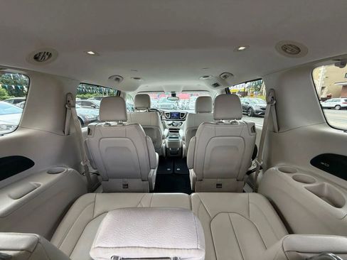 Used 2017 Chrysler Pacifica Touring-L w/ Tire & Wheel Group FWD image 10