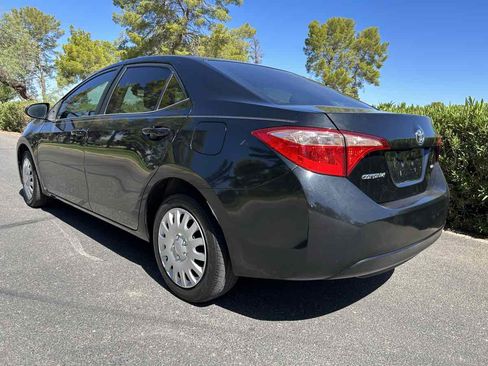 Used 2018 Toyota Corolla LE image 3