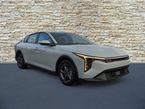 New 2025 Kia K4 LXS image 2