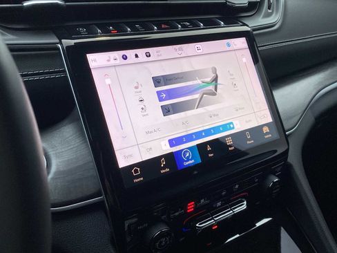 Certified 2023 Jeep Grand Cherokee Limited w/ Luxury Tech Group II image 27