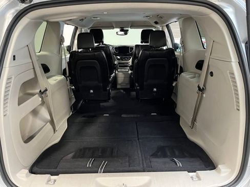 Used 2024 Chrysler Pacifica Touring-L FWD image 15