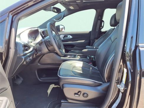 Used 2025 Chrysler Pacifica Limited FWD image 15
