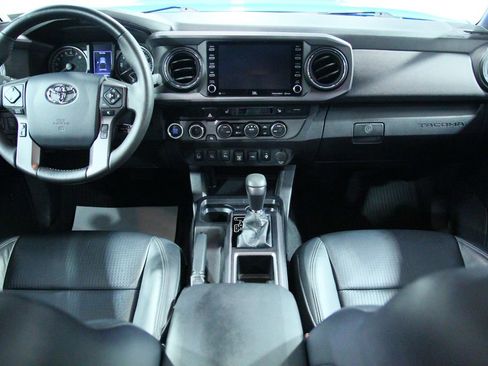 Used 2020 Toyota Tacoma TRD Sport w/ TRD Premium Sport Package AWD/4WD image 19
