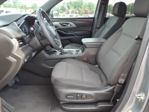 Used 2023 Chevrolet Traverse LT FWD image 3