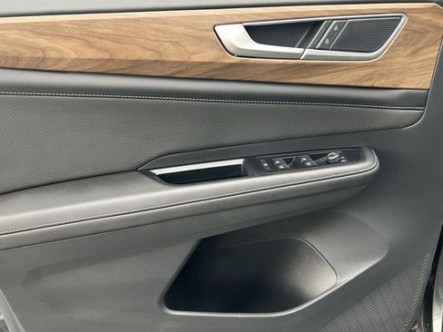 Used 2024 Volkswagen Atlas SE image 12