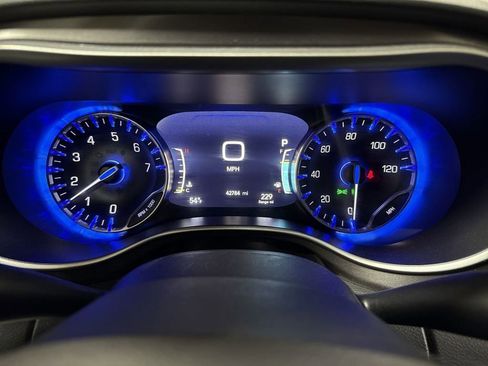 Used 2024 Chrysler Pacifica Touring-L FWD image 12