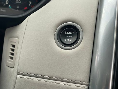 Used 2025 Land Rover Discovery S image 19