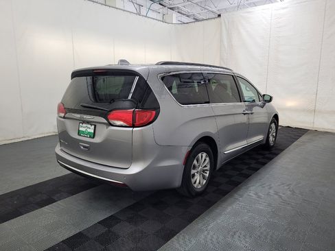 Used 2017 Chrysler Pacifica Touring-L FWD image 9