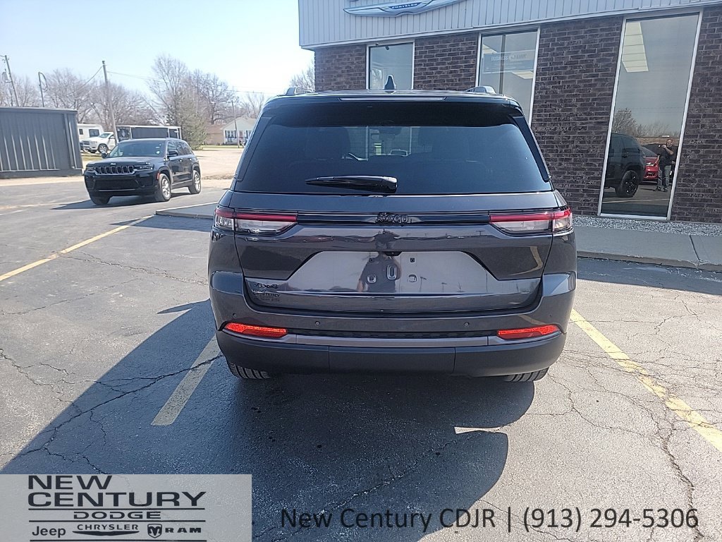 New 2026 Jeep Grand Cherokee Limited w/ Limited Altitude Package AWD/4WD image 4