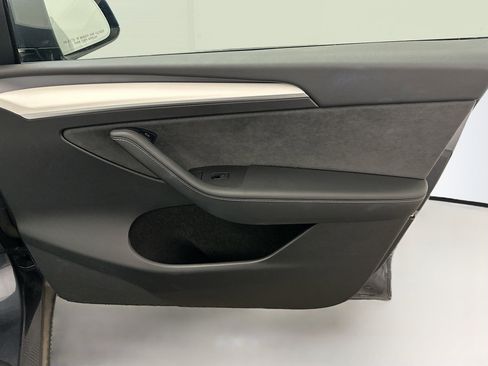 Used 2022 Tesla Model Y Long Range image 35