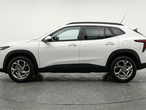 Used 2025 Chevrolet Trax LT FWD image 5