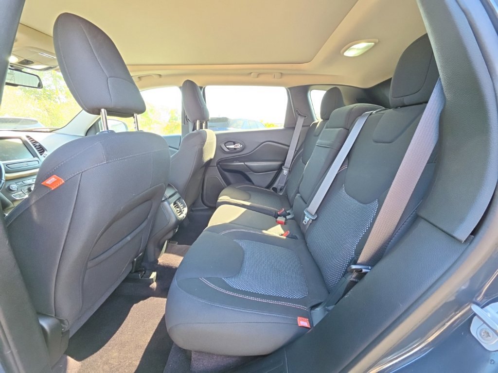 Used 2016 Jeep Cherokee Latitude AWD/4WD image 9