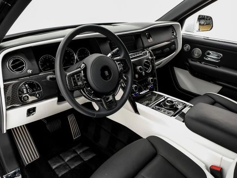 Used 2022 Rolls-Royce Cullinan Black Badge image 5