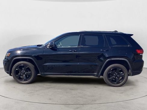 Used 2018 Jeep Grand Cherokee Laredo AWD/4WD image 2