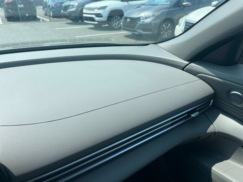 Used 2025 Hyundai Elantra SEL FWD image 36