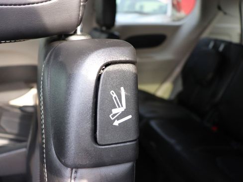 Used 2024 Chrysler Pacifica Touring-L FWD image 29