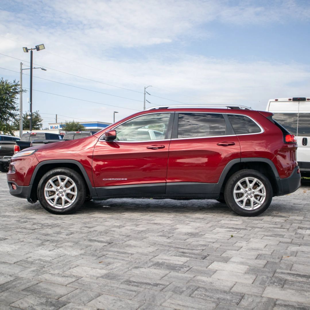 Used 2016 Jeep Cherokee Latitude FWD image 4