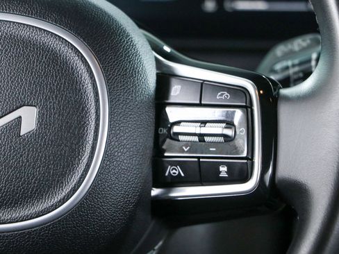 Used 2025 Kia Carnival FWD image 14