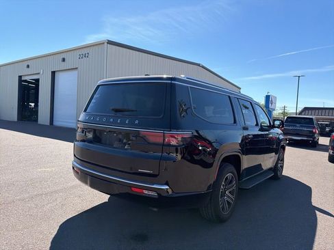 Used 2024 Jeep Wagoneer L Series II image 10