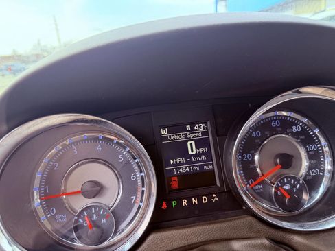 Used 2015 Chrysler Town & Country Touring-L w/ Driver Convenience Group image 33