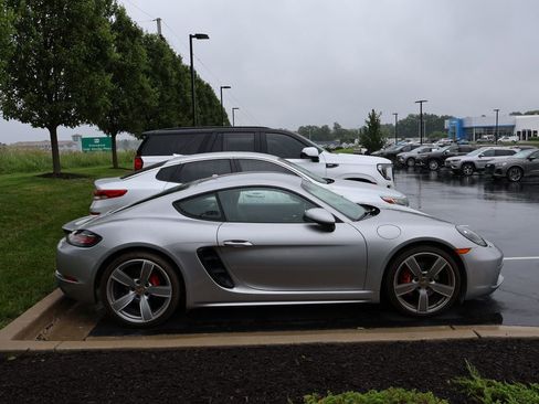 Used 2018 Porsche 718 Cayman S RWD image 9