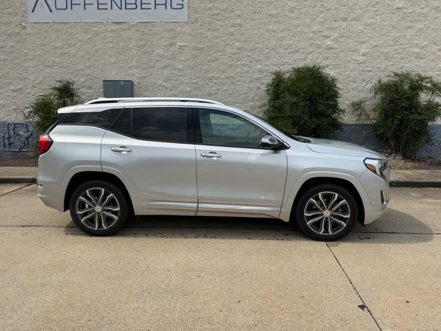 Used 2020 GMC Terrain Denali w/ Denali Premium Package FWD image 2