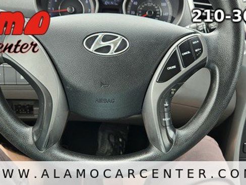 Used 2014 Hyundai Elantra SE image 30