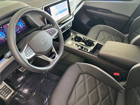 Used 2025 Volkswagen Atlas Peak Edition SE image 9