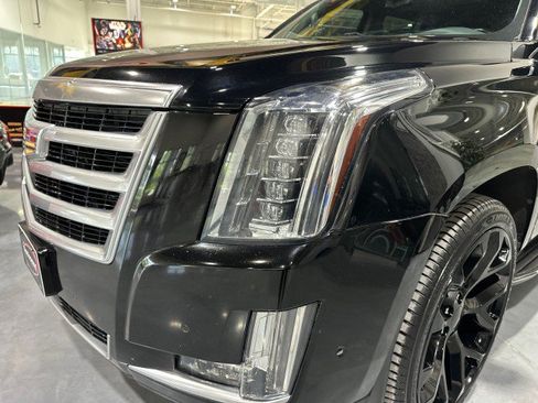 Used 2019 Cadillac Escalade ESV Premium Luxury AWD/4WD image 24