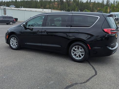 Used 2024 Chrysler Pacifica Touring-L FWD image 4