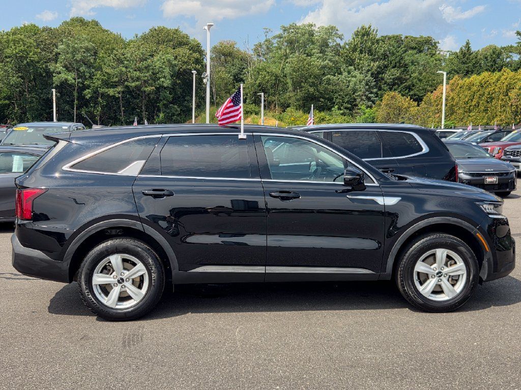Used 2023 Kia Sorento LX AWD/4WD image 3