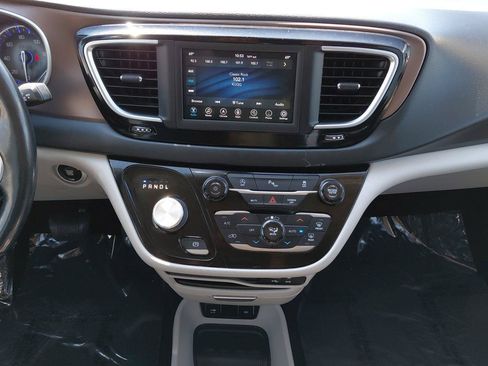 Used 2019 Chrysler Pacifica Touring-L FWD image 40
