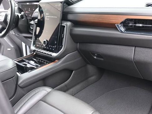 Used 2025 GMC Yukon XL Denali image 31