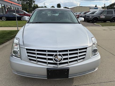 Used 2009 Cadillac DTS w/ Trunk Convenience Package image 2