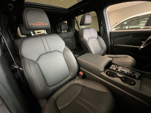 Used 2025 Honda Pilot TrailSport image 19