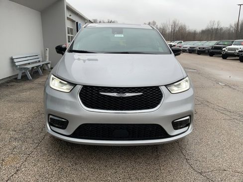 New 2026 Chrysler Pacifica Limited image 2