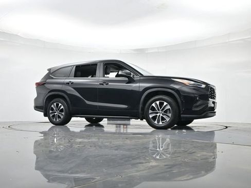 Used 2024 Toyota Highlander XLE AWD/4WD image 39