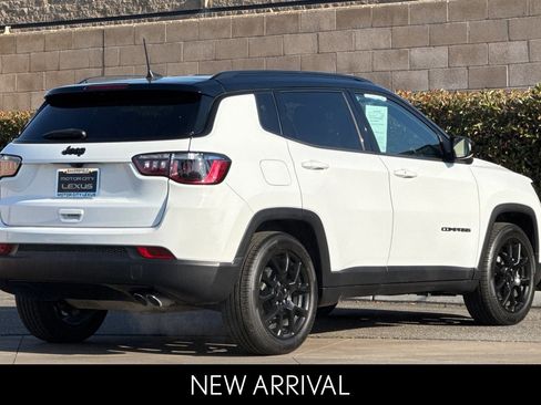 Used 2022 Jeep Compass Latitude FWD image 4
