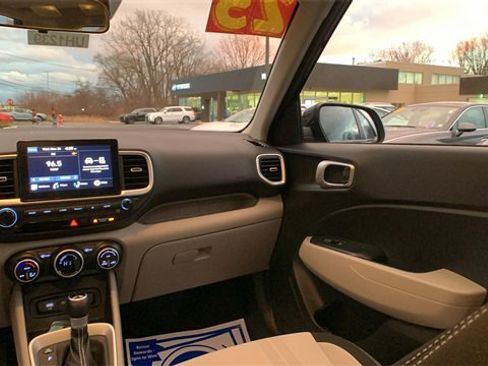 Certified 2025 Hyundai Venue SEL image 23