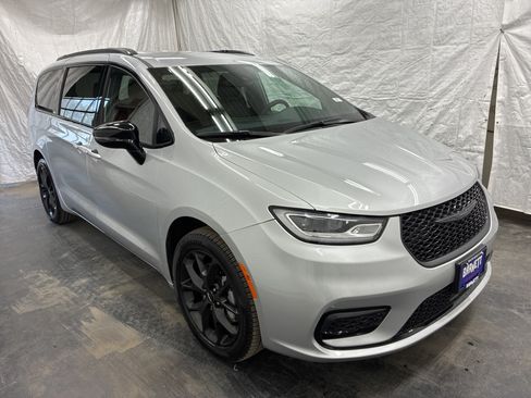 Certified 2024 Chrysler Pacifica Touring-L w/ S Appearance Package AWD/4WD image 4