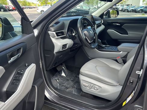 Used 2022 Toyota Highlander XLE AWD/4WD image 2