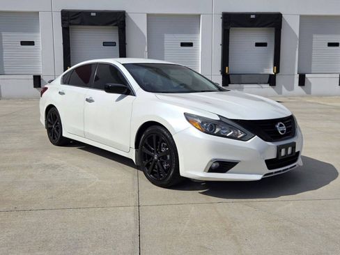 Used 2018 Nissan Altima 2.5 SR w/ SR Midnight Edition FWD image 3