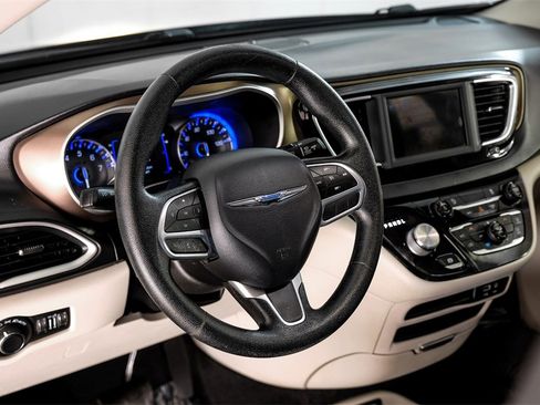 Used 2020 Chrysler Voyager Lxi image 12